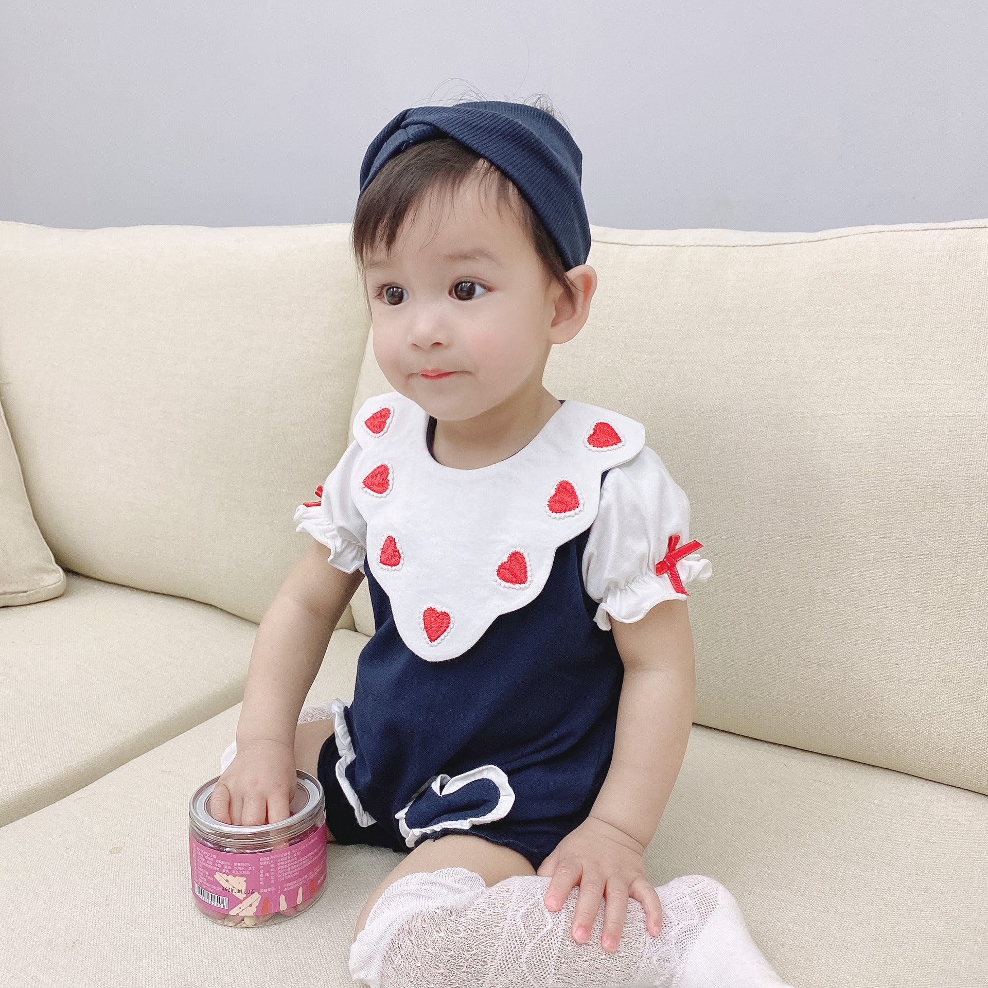 Short sleeved heart-shaped baby jumpsuit