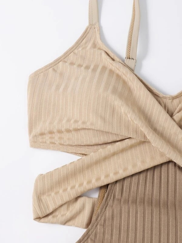 Solid color one-piece bikini