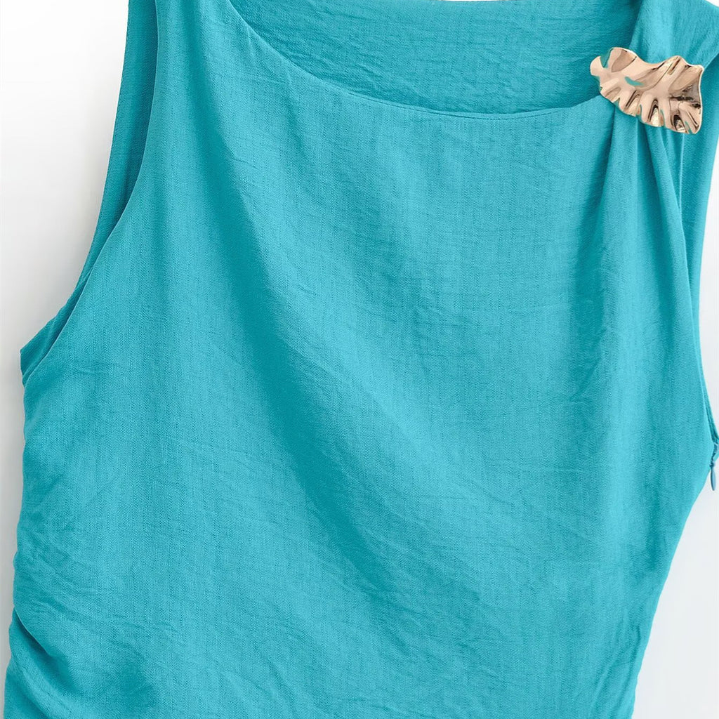 Wrinkled gold-plated sleeveless dress with embellishments