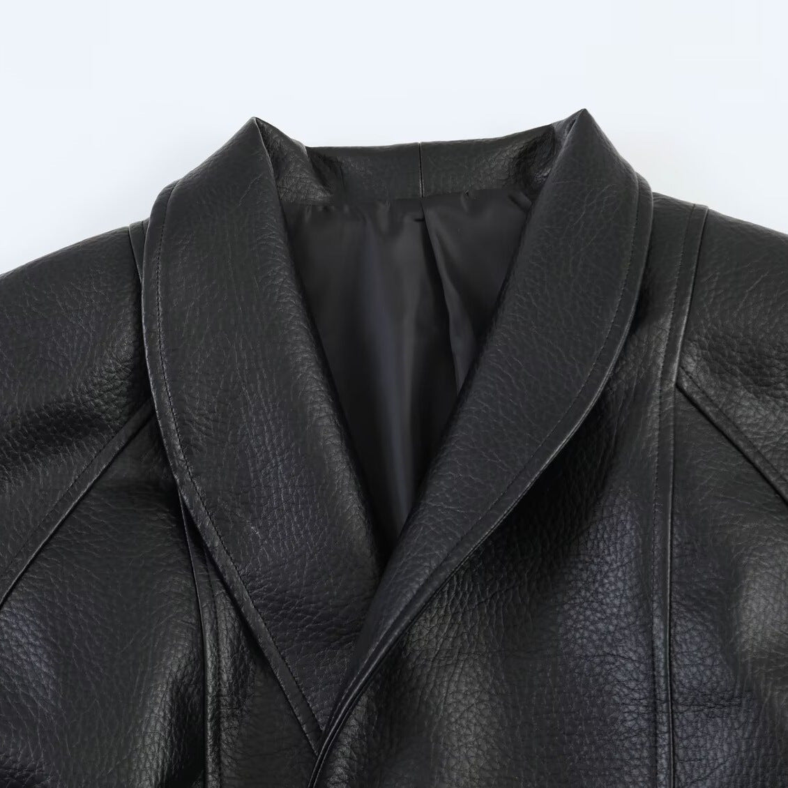 Commuting style with belt and leather jacket