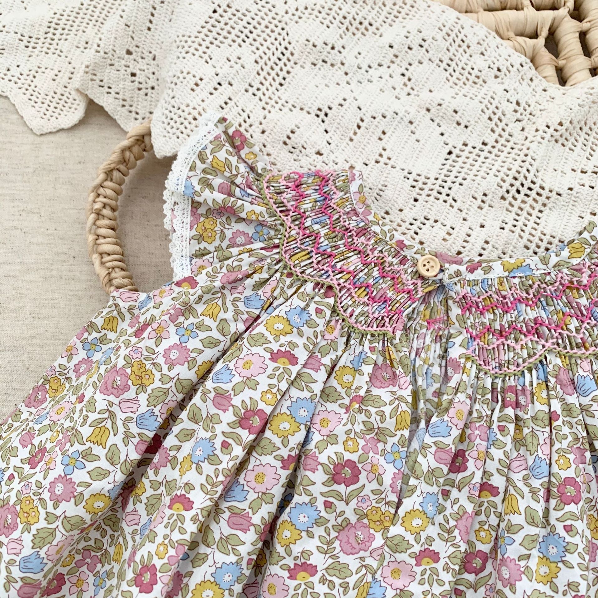 Lace ruffled girls' sleeveless dress