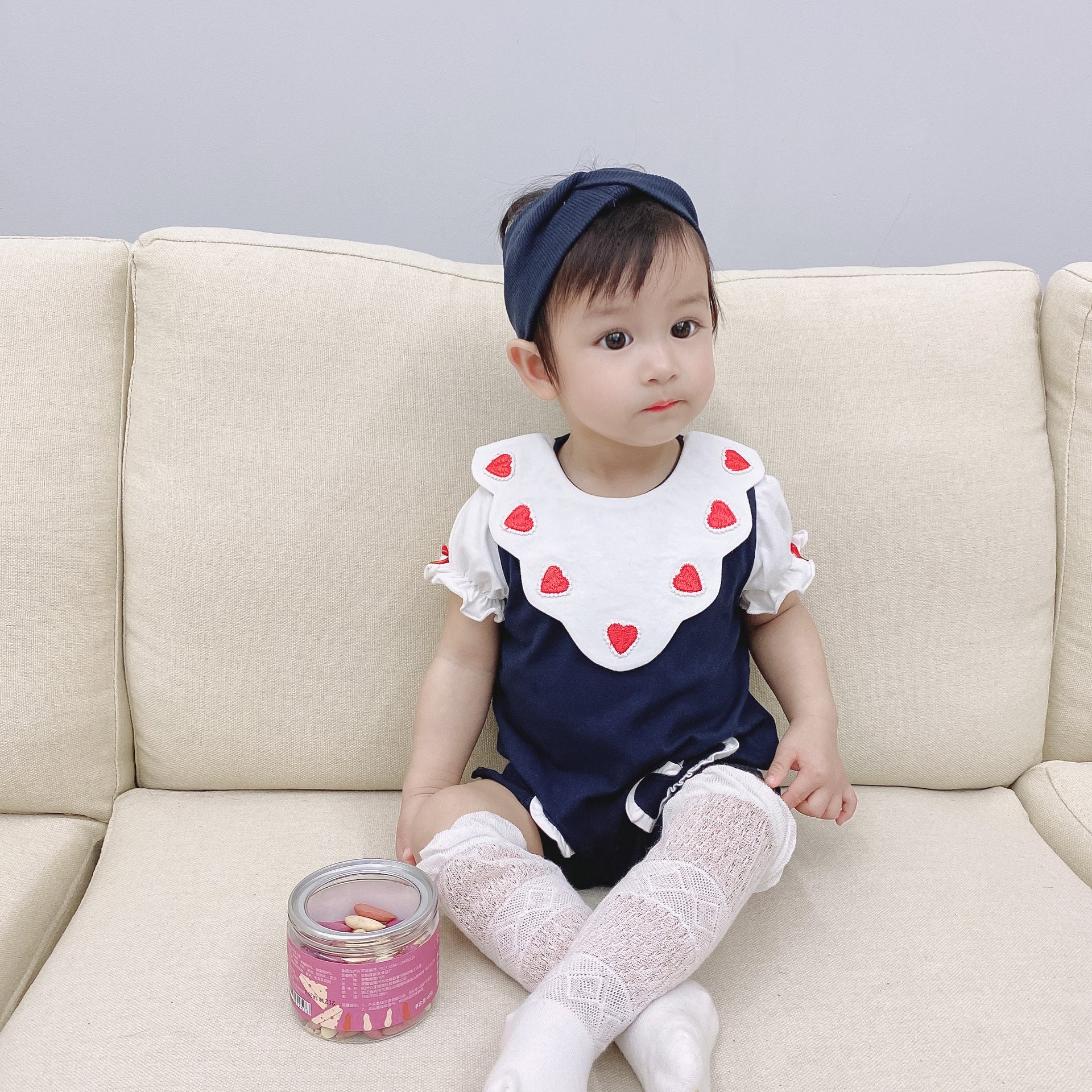 Short sleeved heart-shaped baby jumpsuit