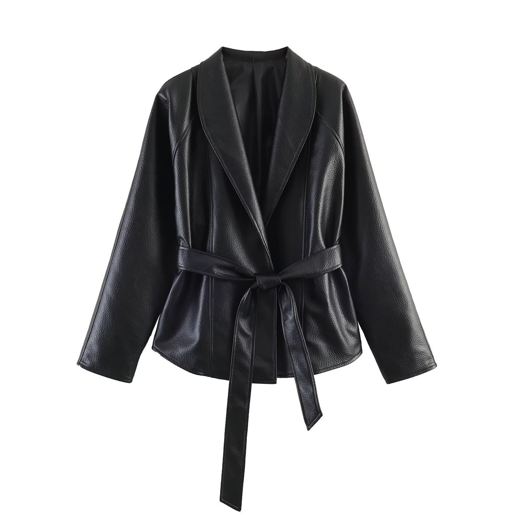 Commuting style with belt and leather jacket