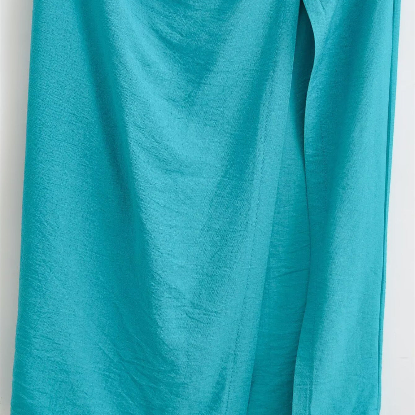 Wrinkled gold-plated sleeveless dress with embellishments