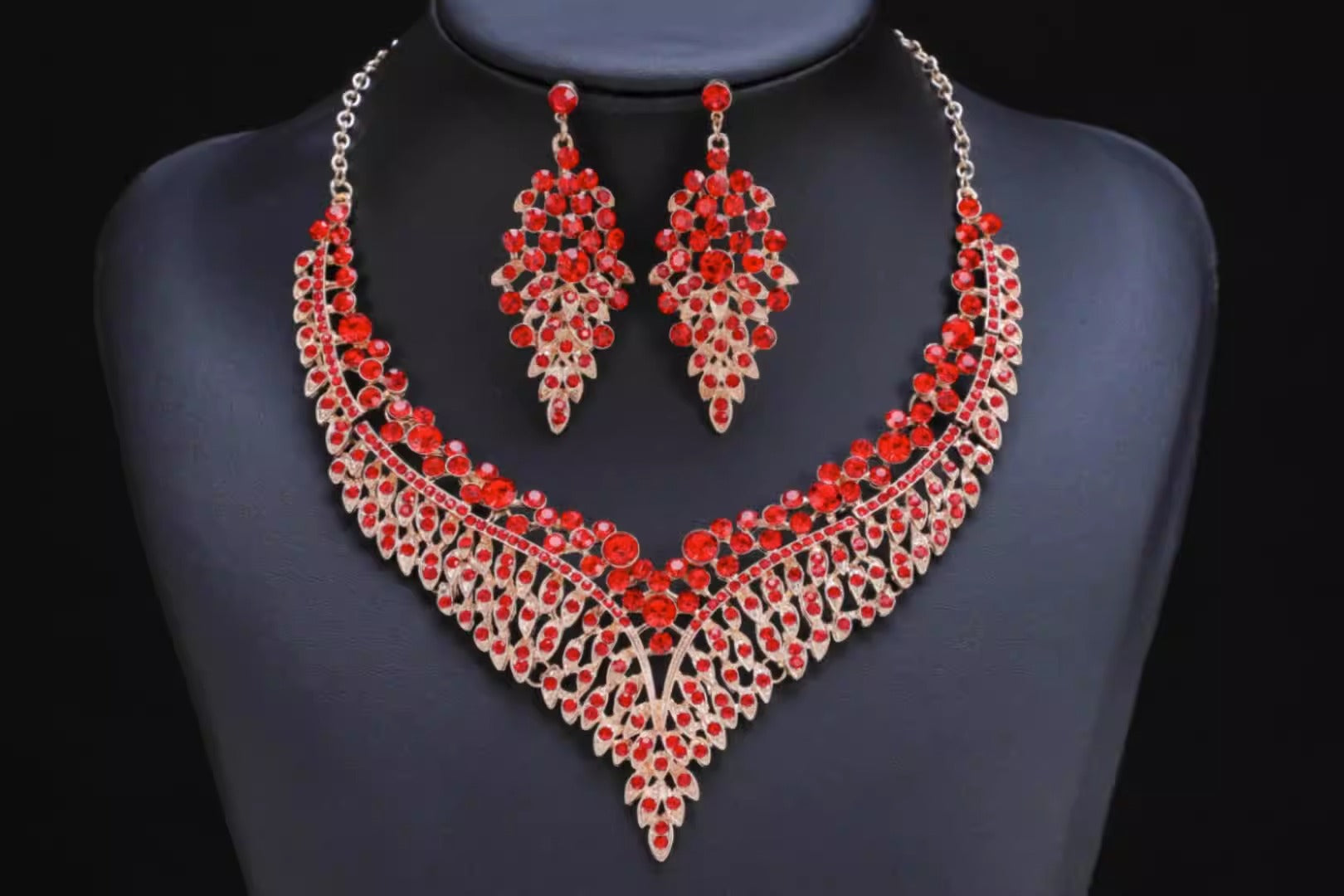 Alloy clavicle chain, palace style, retro and exaggerated style, crystal gemstone, short necklace, earring set, dinner party